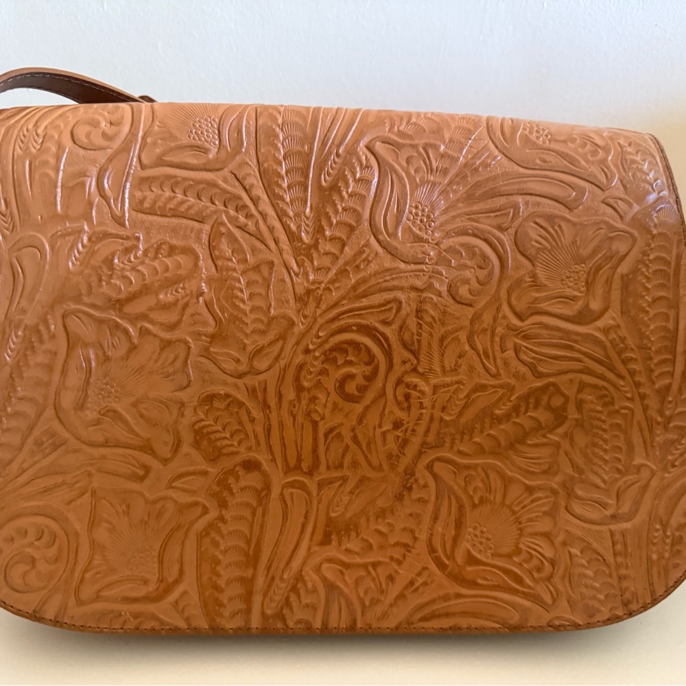 Valerie Steven’s Elegant Tan Embossed Leather Bag